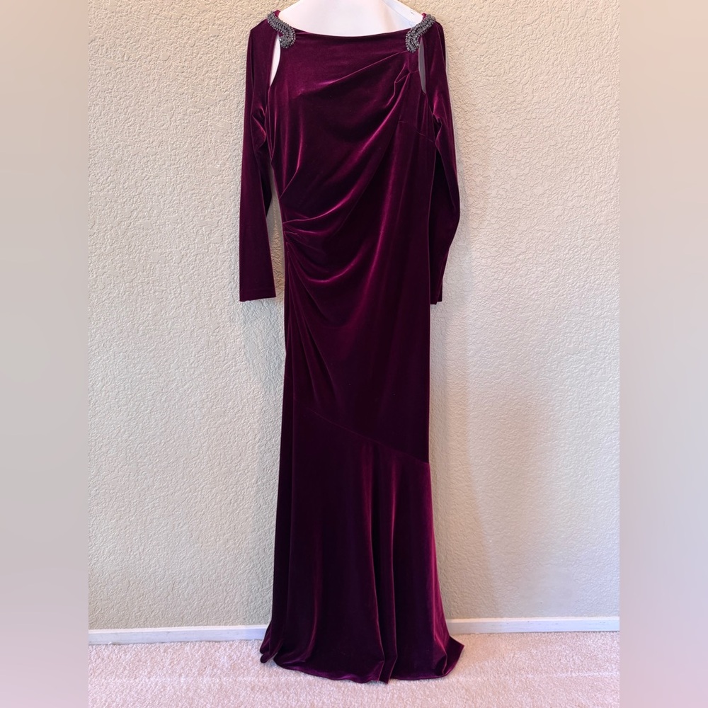 Rickie Freeman for Teri Jon ✨ Velvet long sleeve Cocktail dress w/ beading